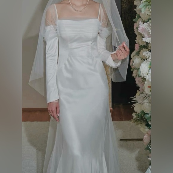 Stunning spaghetti strap off the shoulder gauze tulle and crepe wedding gown - Picture 1 of 2